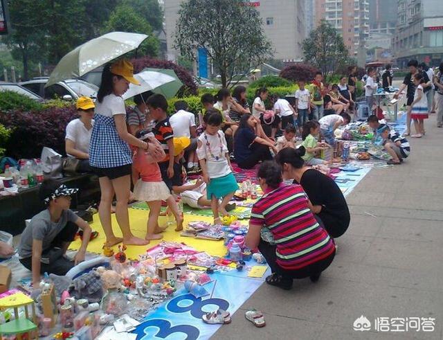 跑江湖买卖
:目前跑江湖摆地摊一般一年能赚多少钱？