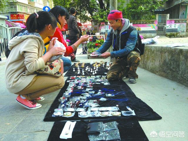 跑江湖买卖
:目前跑江湖摆地摊一般一年能赚多少钱？