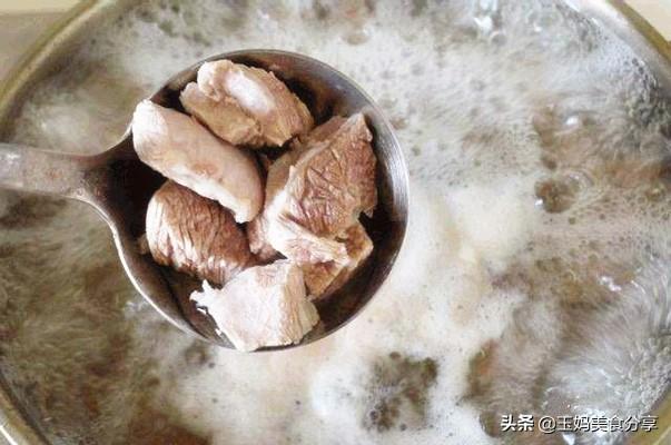 血滴子是什么
:炖肉的白沫是脏东西吗，还是血水？能不能吃？