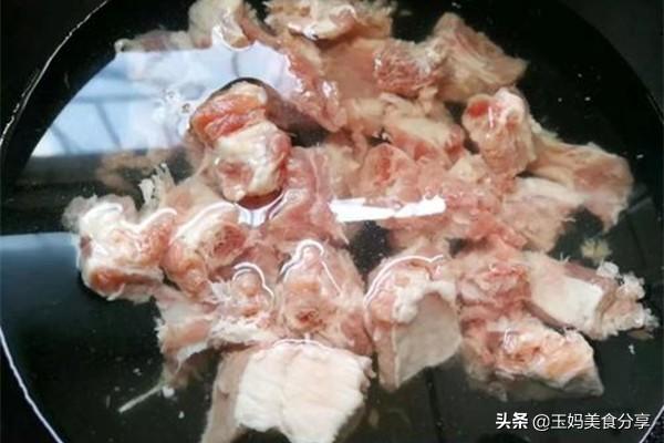 血滴子是什么
:炖肉的白沫是脏东西吗，还是血水？能不能吃？