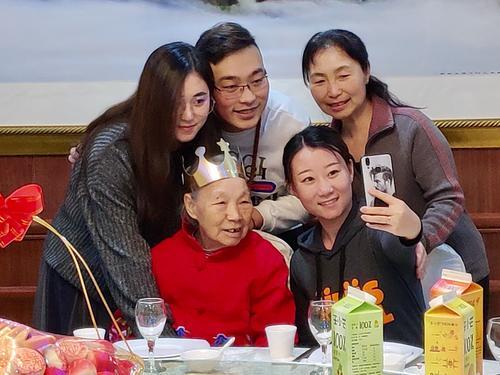 老人生日送什么
:长辈过生日，送什么东西好呢？