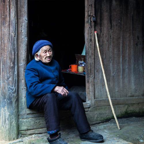 老人生日送什么
:长辈过生日，送什么东西好呢？
