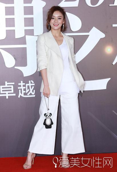 牛仔阔腿裤
:阔腿牛仔裤搭配什么鞋子好看？
