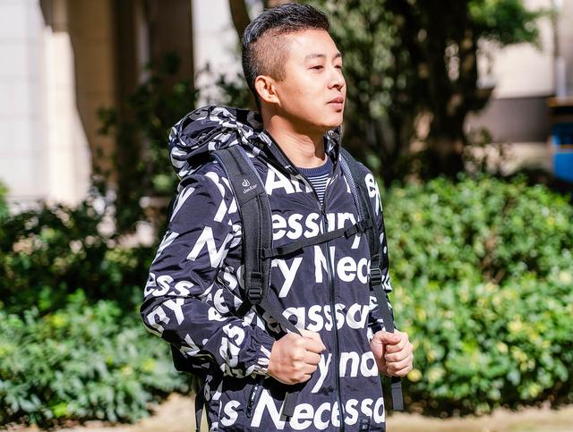 双肩电脑包
:多特Deuter户外双肩防水电脑包评测：能装能背还能防水
