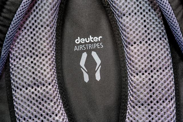 双肩电脑包
:多特Deuter户外双肩防水电脑包评测：能装能背还能防水