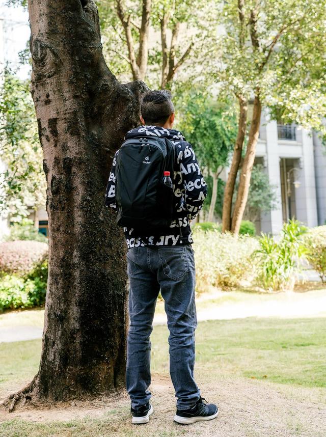 双肩电脑包
:多特Deuter户外双肩防水电脑包评测：能装能背还能防水