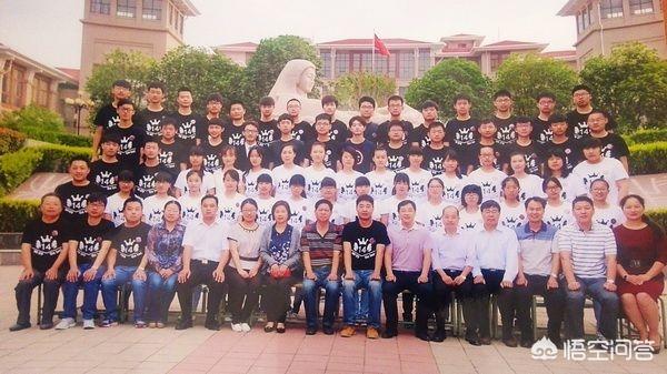 班服图片
:如何看待汝南一高中高三某班买班服每位学生80元，要求每位学生再多拿30元，给该班6位老师买班服？