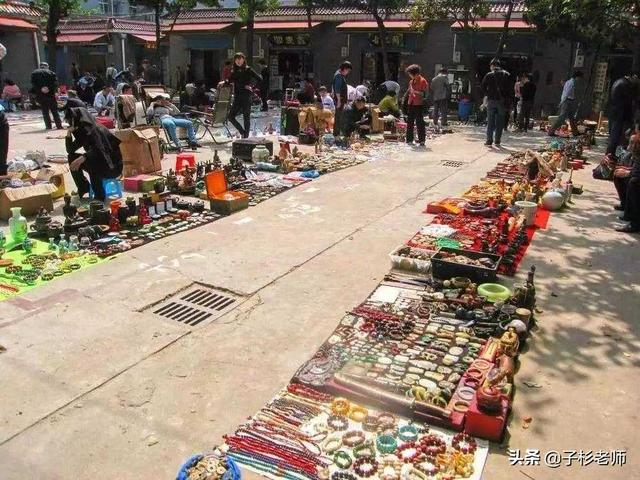 地摊热销商品
:没有摆摊经验，准备入坑地摊大军中，请问有什么东西比较热销？