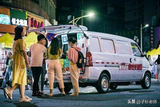 地摊热销商品
:没有摆摊经验，准备入坑地摊大军中，请问有什么东西比较热销？