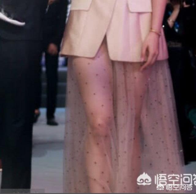 t秀
:排超全明星，女排美女T台秀！张常宁大长腿抢镜。透明裙摆成亮点！你怎么看？
