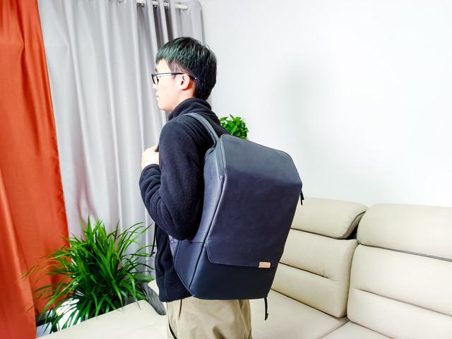 笔记本双肩包
:商务出行的好伴侣！地平线8号零感双肩包评测：笔记本拿取真方便