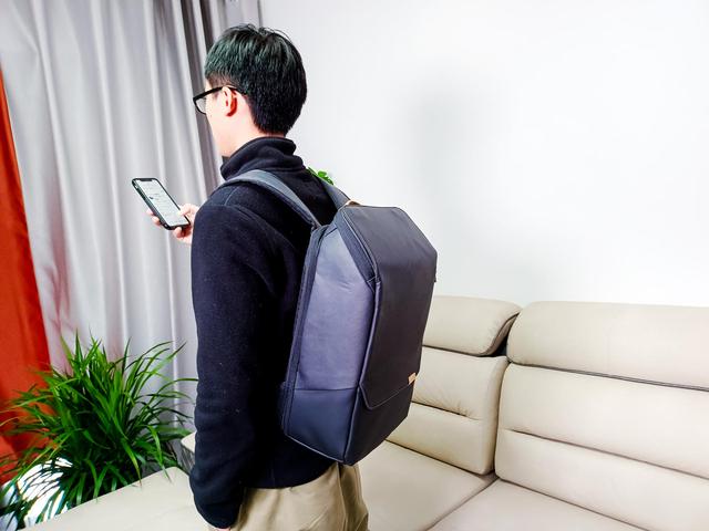 笔记本双肩包
:商务出行的好伴侣！地平线8号零感双肩包评测：笔记本拿取真方便