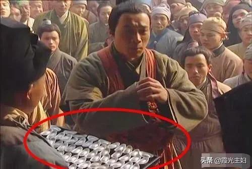 一贯钱是多少
:林冲买刀用一千贯，武松打虎知县赏一千贯，一千贯相当于现在多少元？
