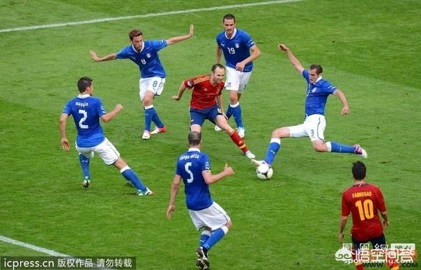 调度指挥
:伊涅斯塔、皮尔洛、齐达内三位大师，哪位的中场指挥和调度能力更全面？