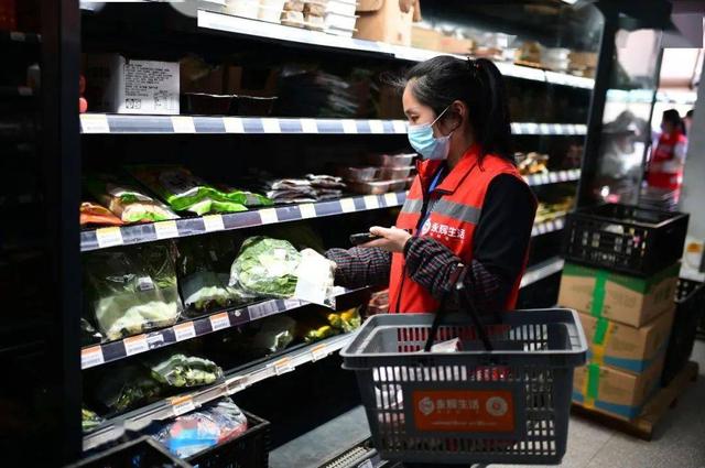 便利店赚钱
:便利店真的这么赚钱么？为什么马路边上那么多便利店？有啥利润？