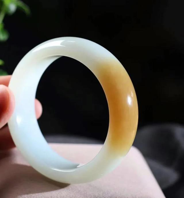 平洲玉器网
:想买个玉镯子，在哪里买比较合适？