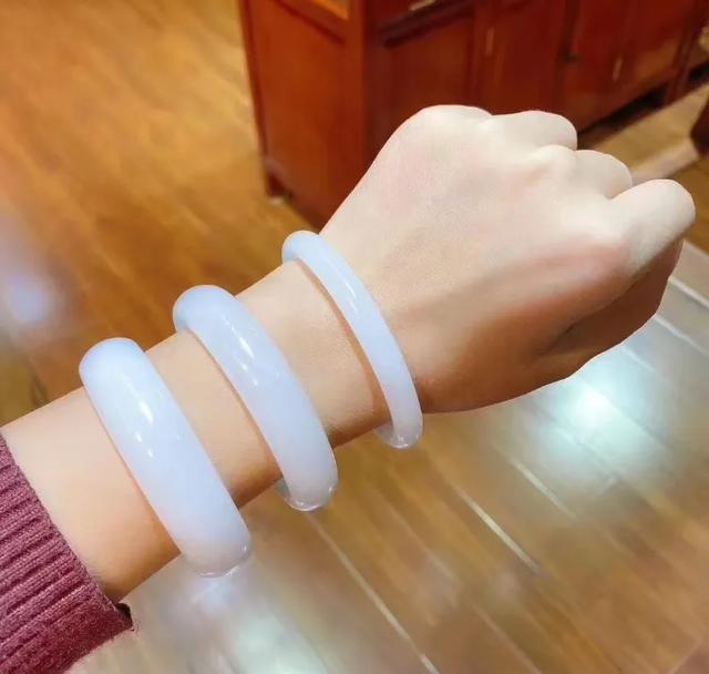 平洲玉器网
:想买个玉镯子，在哪里买比较合适？