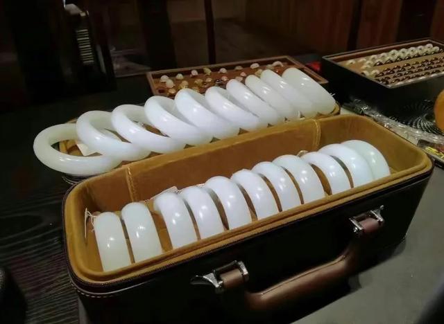 平洲玉器网
:想买个玉镯子，在哪里买比较合适？