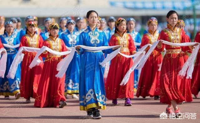 扯哈达
:经常看到有少数民族给客人献哈达，客人接受完后是带走哈达还是再还给主人？