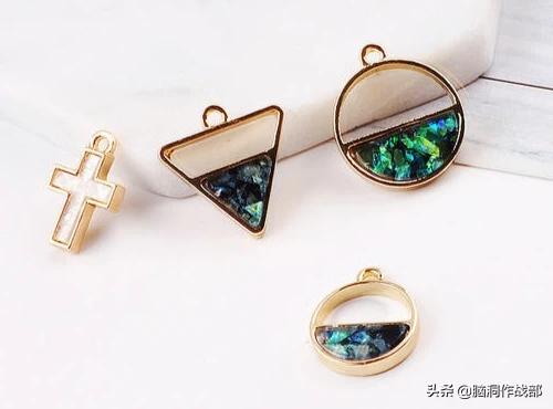 微信卖什么好
:什么平台适合卖手工制品，朋友想做手工耳环或其他挂件卖？是否推荐微信直播售卖呢？