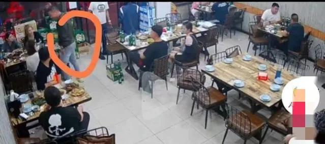 网络暴力事例
:唐山打人事件，黑衣女子被网暴，冤不冤？