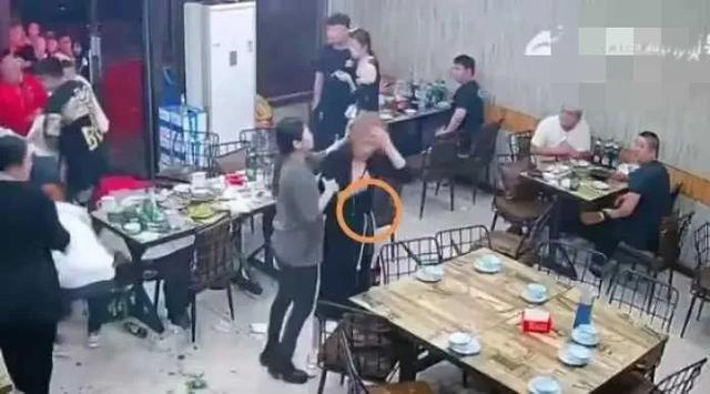 网络暴力事例
:唐山打人事件，黑衣女子被网暴，冤不冤？