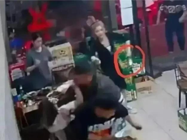 网络暴力事例
:唐山打人事件，黑衣女子被网暴，冤不冤？