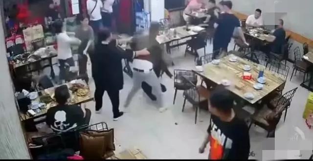 网络暴力事例
:唐山打人事件，黑衣女子被网暴，冤不冤？