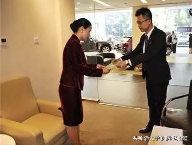 产品介绍怎么写
:销售员应怎样给客户介绍自己的产品？