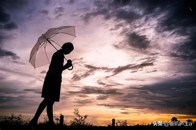 愧疚的意思
:“很多人到了中年，因为没钱，常怀愧疚”你怎么看？