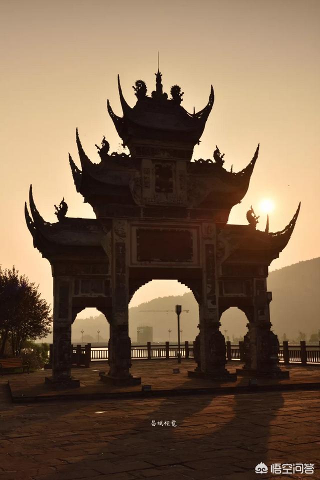 色彩渐变图片
:请老师们举例说明一下，用“渐变滤镜”适合拍摄哪些题材？怎么构图？什么时候拍？