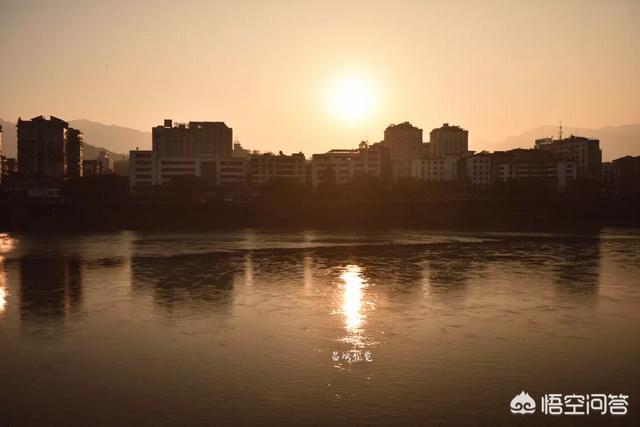 色彩渐变图片
:请老师们举例说明一下，用“渐变滤镜”适合拍摄哪些题材？怎么构图？什么时候拍？