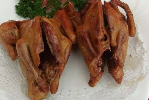 烤箱烤
:烤乳鸽应该怎么做？有烤箱版做法更佳？