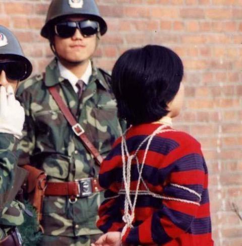 照例是什么意思
:死刑犯押赴刑场时，五花大绑有什么讲究，随便打个死扣不行吗？