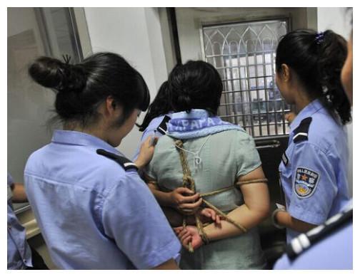 照例是什么意思
:死刑犯押赴刑场时，五花大绑有什么讲究，随便打个死扣不行吗？