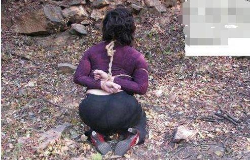 照例是什么意思
:死刑犯押赴刑场时，五花大绑有什么讲究，随便打个死扣不行吗？
