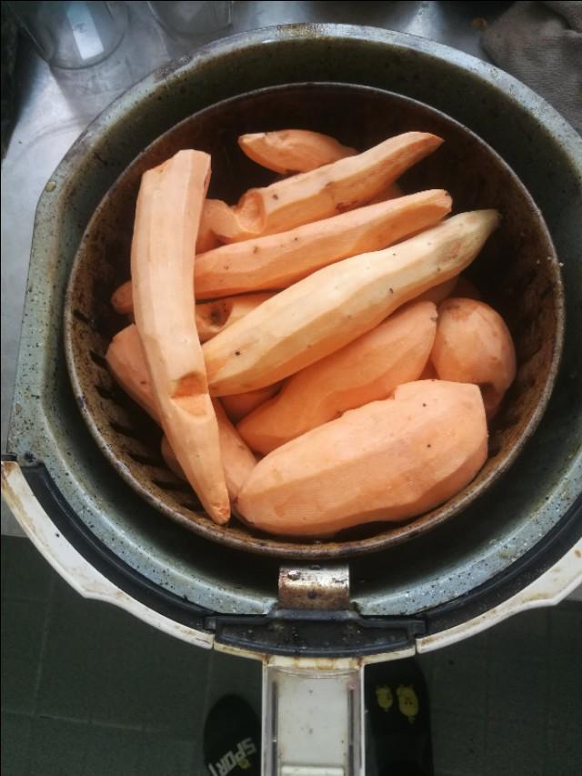 微波炉怎样烤红薯
:烤红薯时用烤箱和微波炉，哪个烤的又快又好吃？