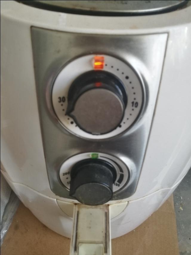 微波炉怎样烤红薯
:烤红薯时用烤箱和微波炉，哪个烤的又快又好吃？