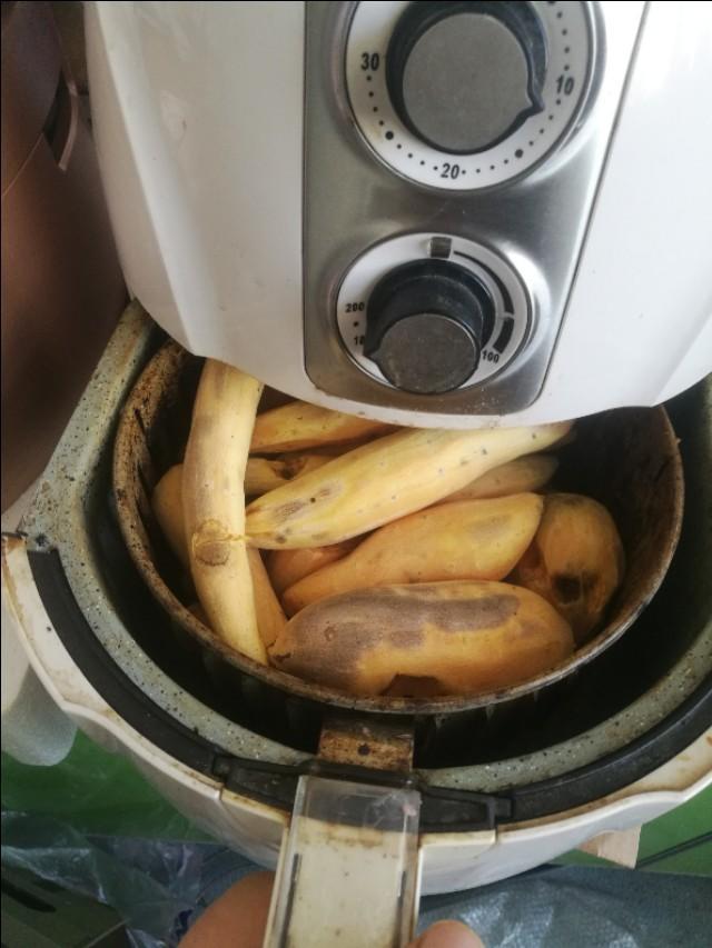 微波炉怎样烤红薯
:烤红薯时用烤箱和微波炉，哪个烤的又快又好吃？