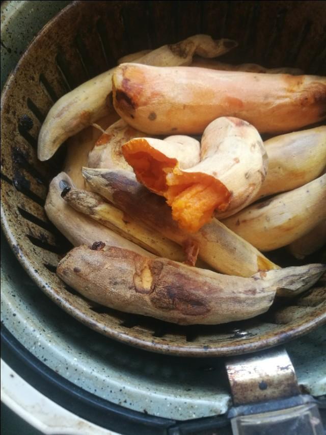 微波炉怎样烤红薯
:烤红薯时用烤箱和微波炉，哪个烤的又快又好吃？
