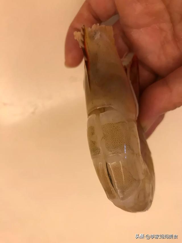 油焖大虾窍门
:怎样才能又快又好的做好油焖大虾？