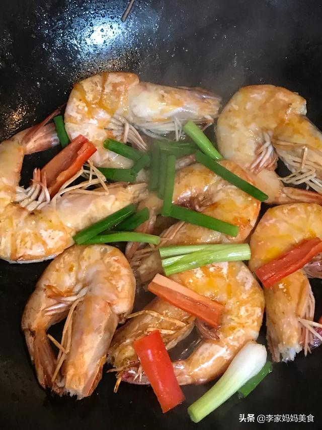 油焖大虾窍门
:怎样才能又快又好的做好油焖大虾？