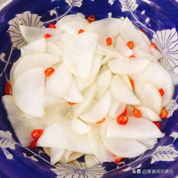萝卜条怎么腌好吃又脆
:家常自制爽脆酸萝卜的做法是什么，怎样腌白萝卜好吃又脆？