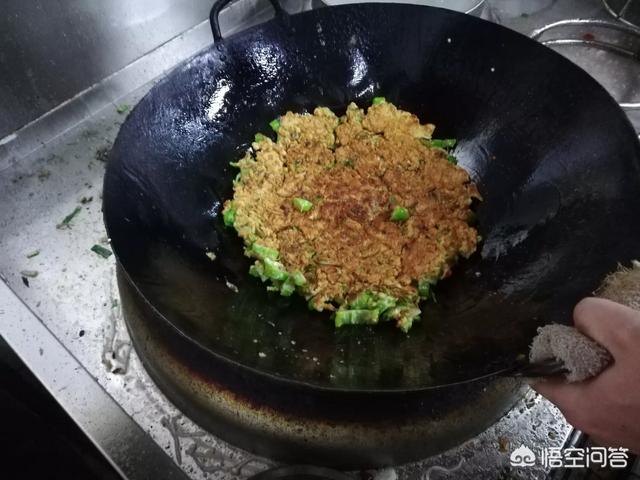 擂辣椒皮蛋怎么做
:辣椒怎样做好吃？