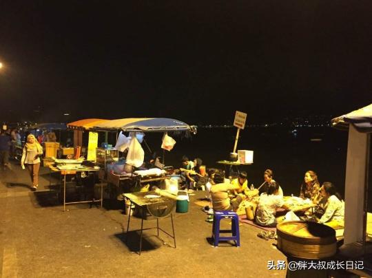 什么最快赚钱
:现在摆地摊卖什么赚钱最快？