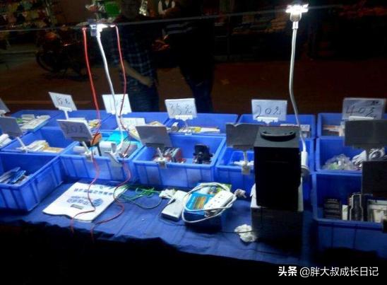 什么最快赚钱
:现在摆地摊卖什么赚钱最快？