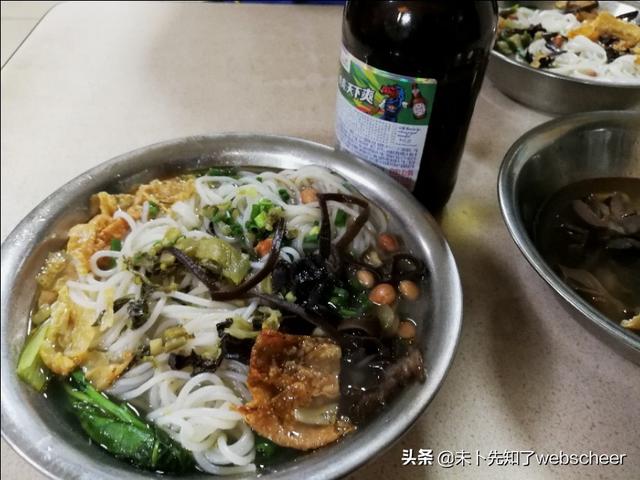 螺蛳粉文案
:又酸又臭的螺蛳粉，怎么成了顶流网红食品？