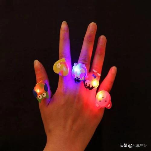 服装店文案
:最近才开始做微商，请问咋拉客户呀~我是卖衣服的？
