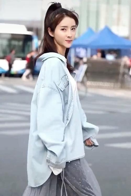 抖音带口罩在家跳舞的女