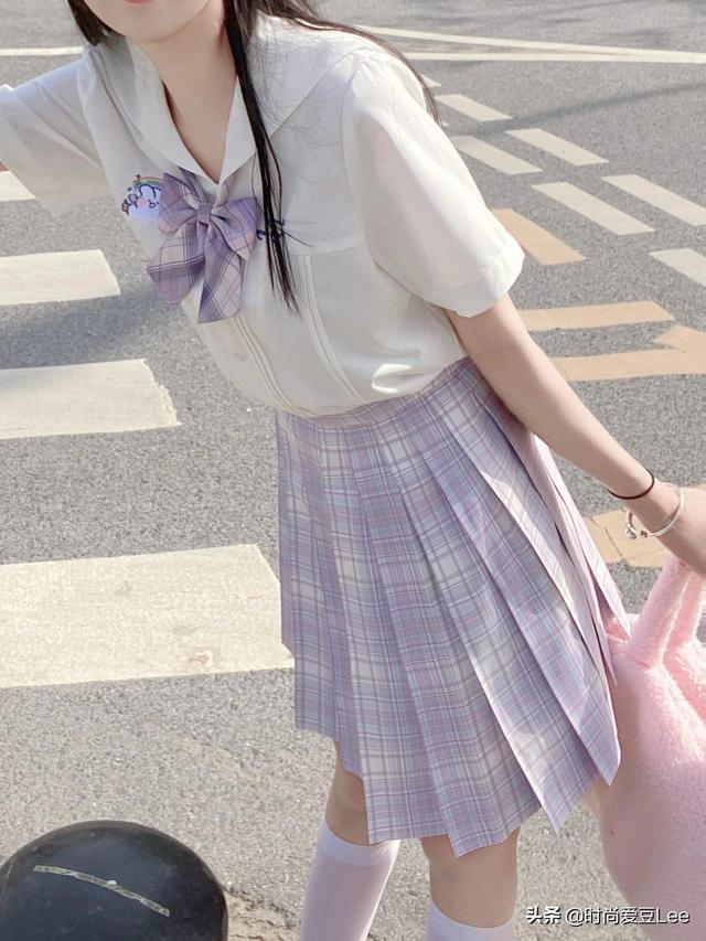 jk什么意思
:网上那么多人说JK服饰，JK到底是什么意思？